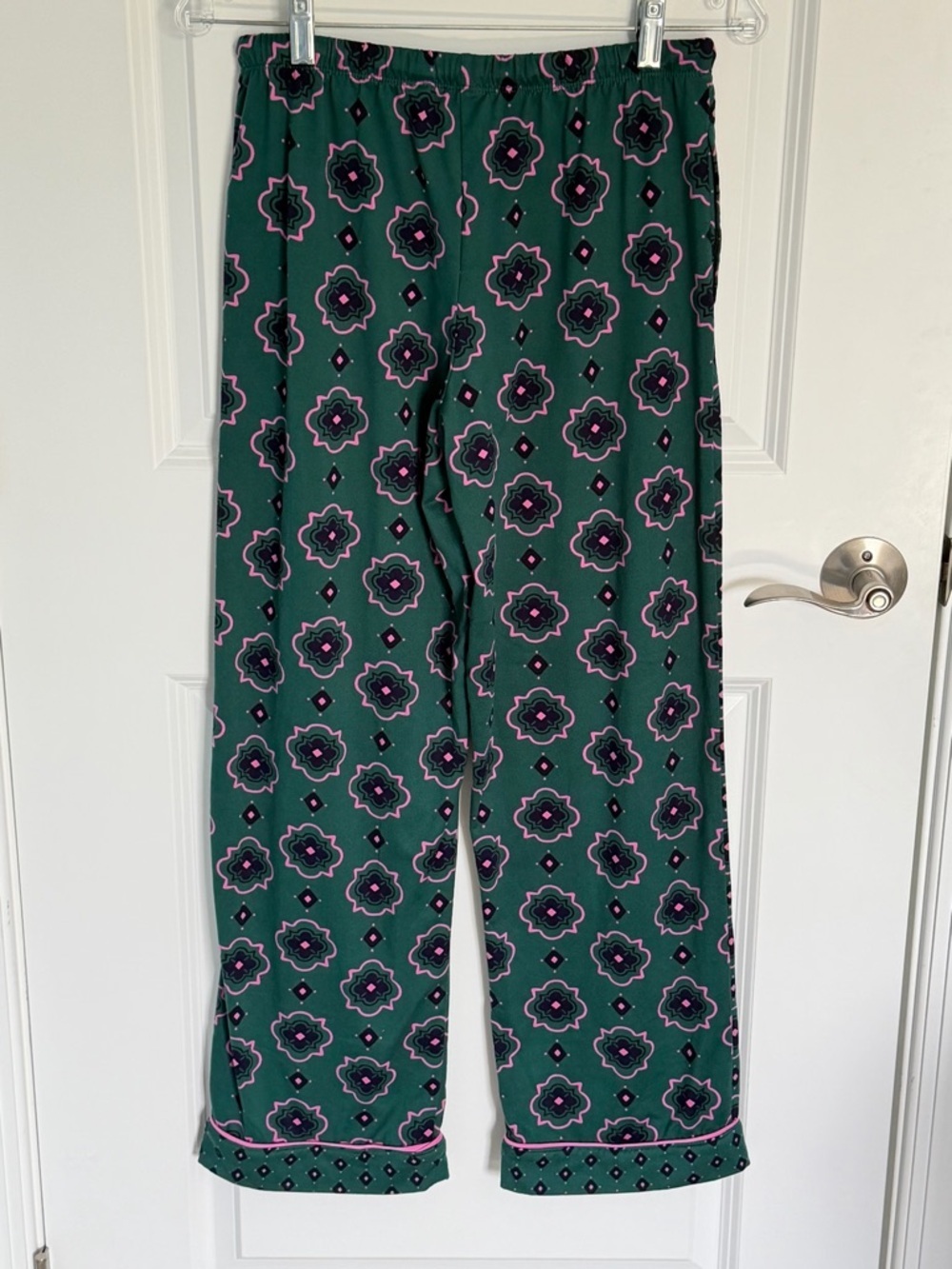 Room Service Green Pink Printed Pajama Set Women’s Small
- 54672 - Picture 12 of 16
